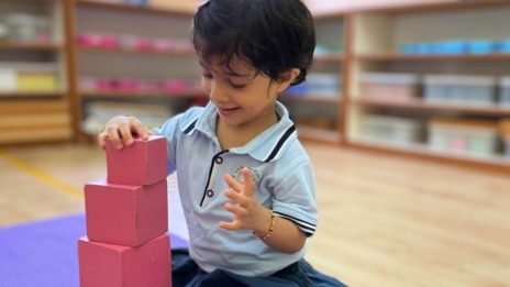 Gry Montessori w domu rozwijają samodzielność dziecka poprzez sensoryczne aktywności