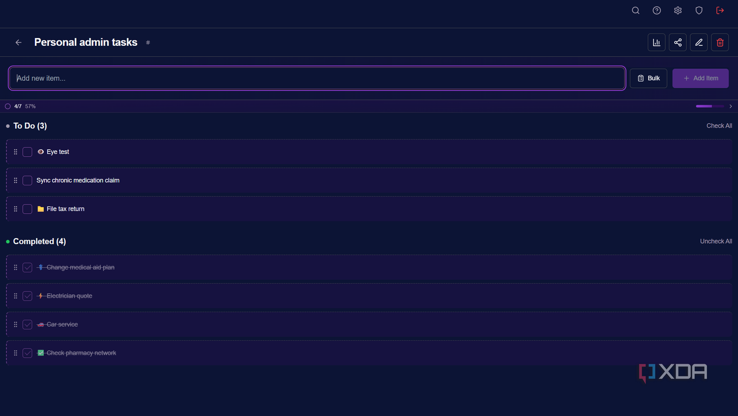 czysty pulpit bez telefonu i rozpraszaczy z laptopem na środku