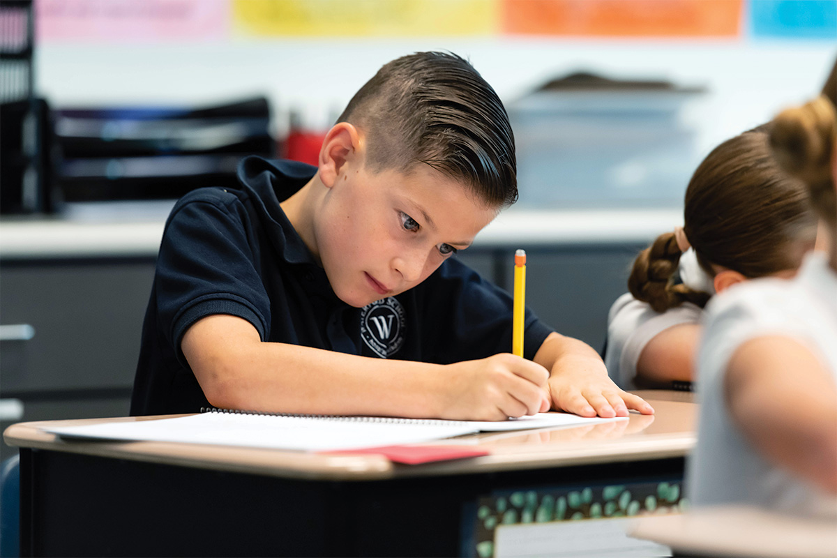 młoda studentka z telefonem wyłączonym rozwiązująca równania w głowie