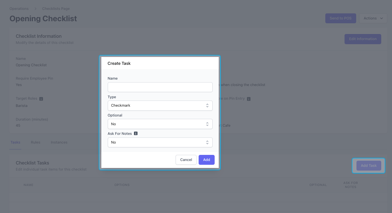 osoba spacerująca po parku z telefonem w dłoni podczas przerwy
