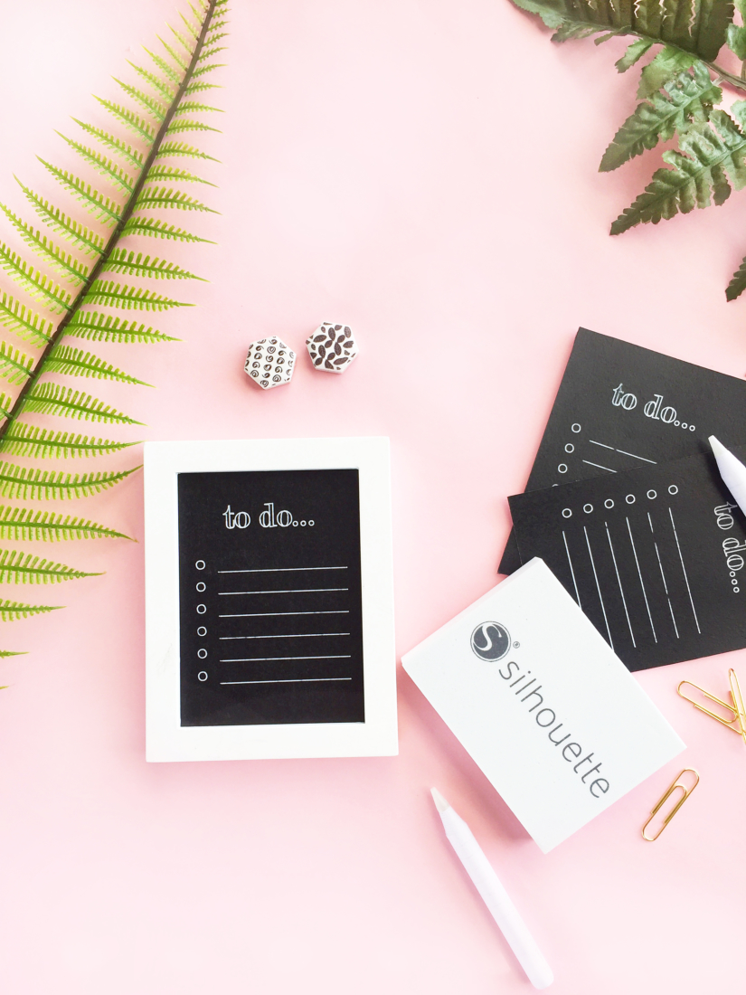 kobieta wstająca od biurka i rozciągająca ręce w przerwie